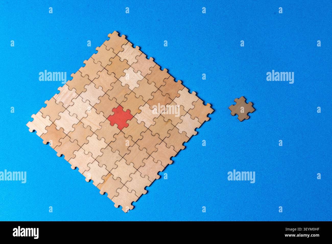 Completare una strategia puzzle che mostri leadership, unità e soluzione Foto Stock
