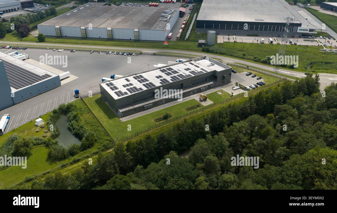 Apeldoorn, Paesi Bassi - 16 giugno 2026: Veduta aerea di un data center commerciale ad Apeldoorn, che presenta cloud computing, hosting aziendale, Big data st Foto Stock