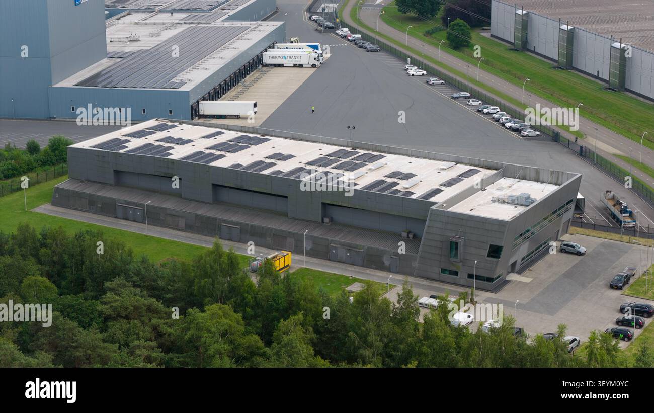 Apeldoorn, Paesi Bassi - 16 giugno 2026: Veduta aerea di un data center commerciale ad Apeldoorn, che presenta cloud computing, hosting aziendale, Big data st Foto Stock