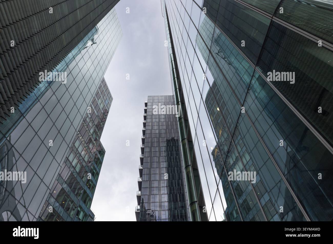 Guarda i grattacieli di vetro in un quartiere finanziario del centro Foto Stock