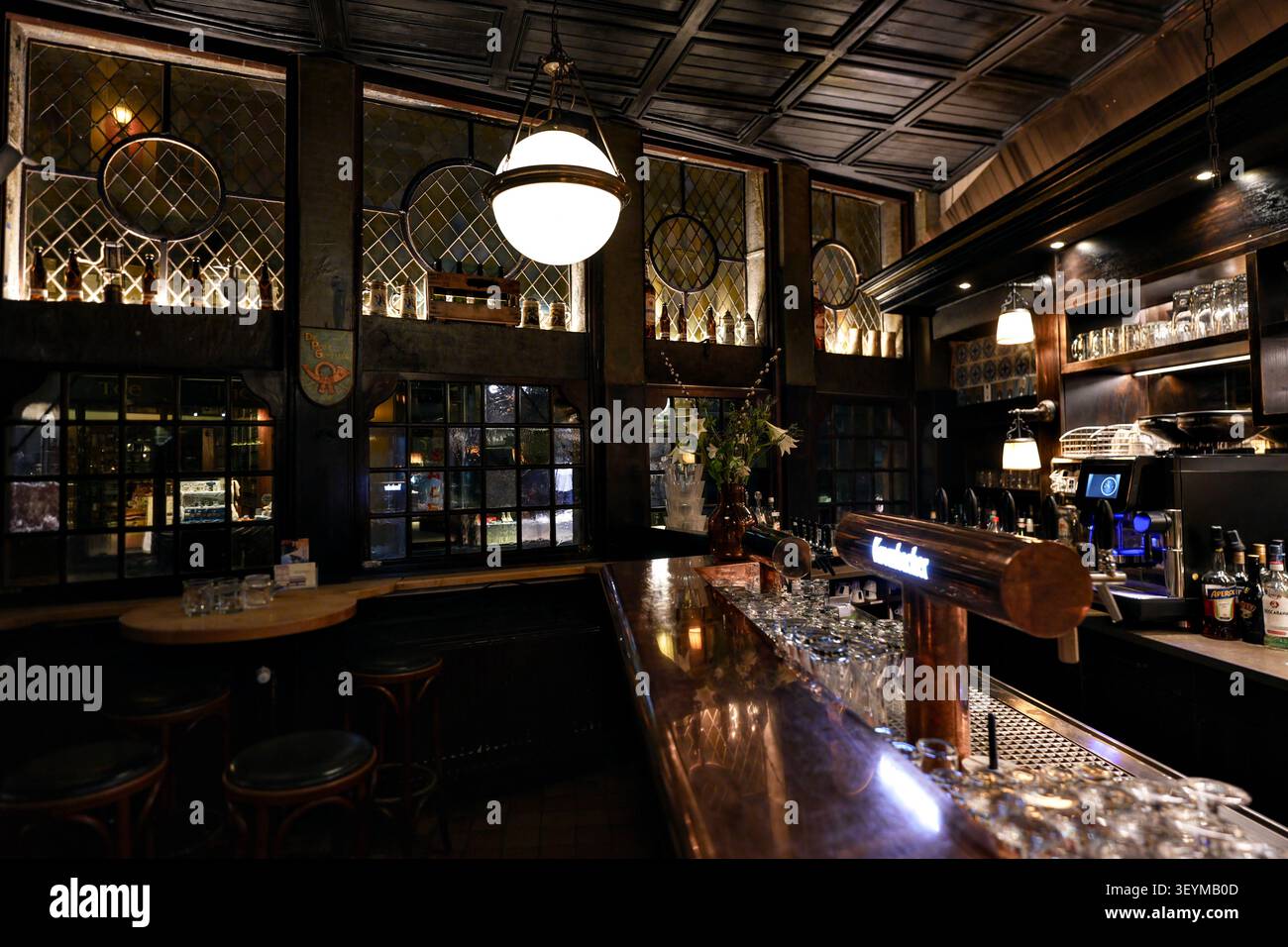 Accogliente bar interno tradizionale ad Aquisgrana, Germania, 10 febbraio 2025 Foto Stock