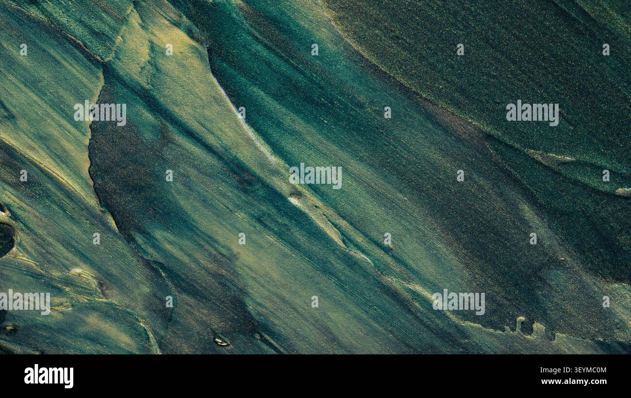 Arte fluida astratta con scintillio verde acqua e oro che crea una dinamica texture diagonale in marmo Foto Stock