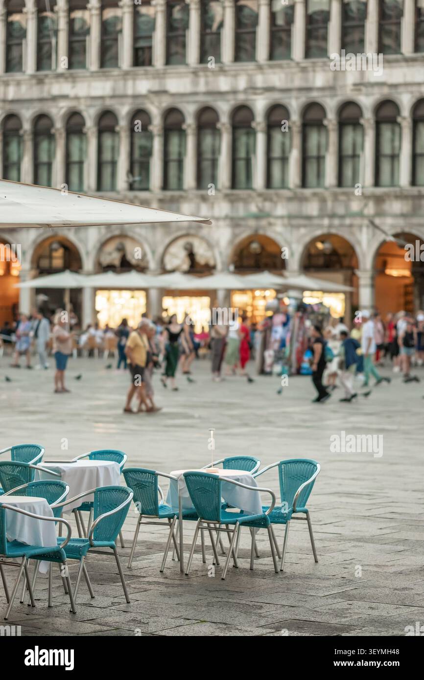 Tavoli da caffè vuoti in Piazza San Marco, Venezia, Italia Foto Stock