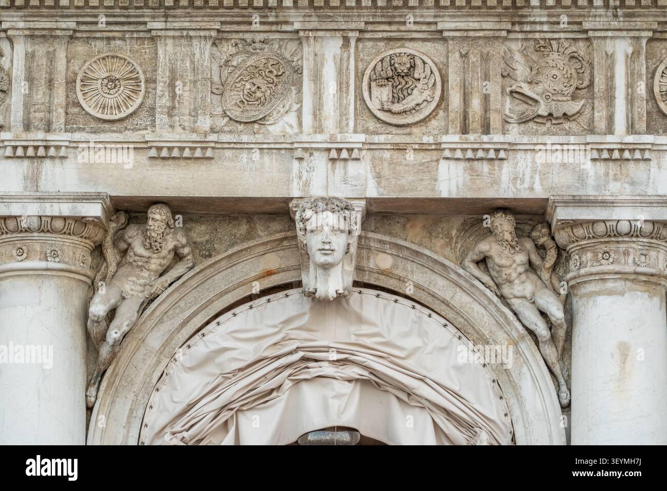 Sculture classiche in pietra sull'antica via d'Arco, Venezia, Italia Foto Stock