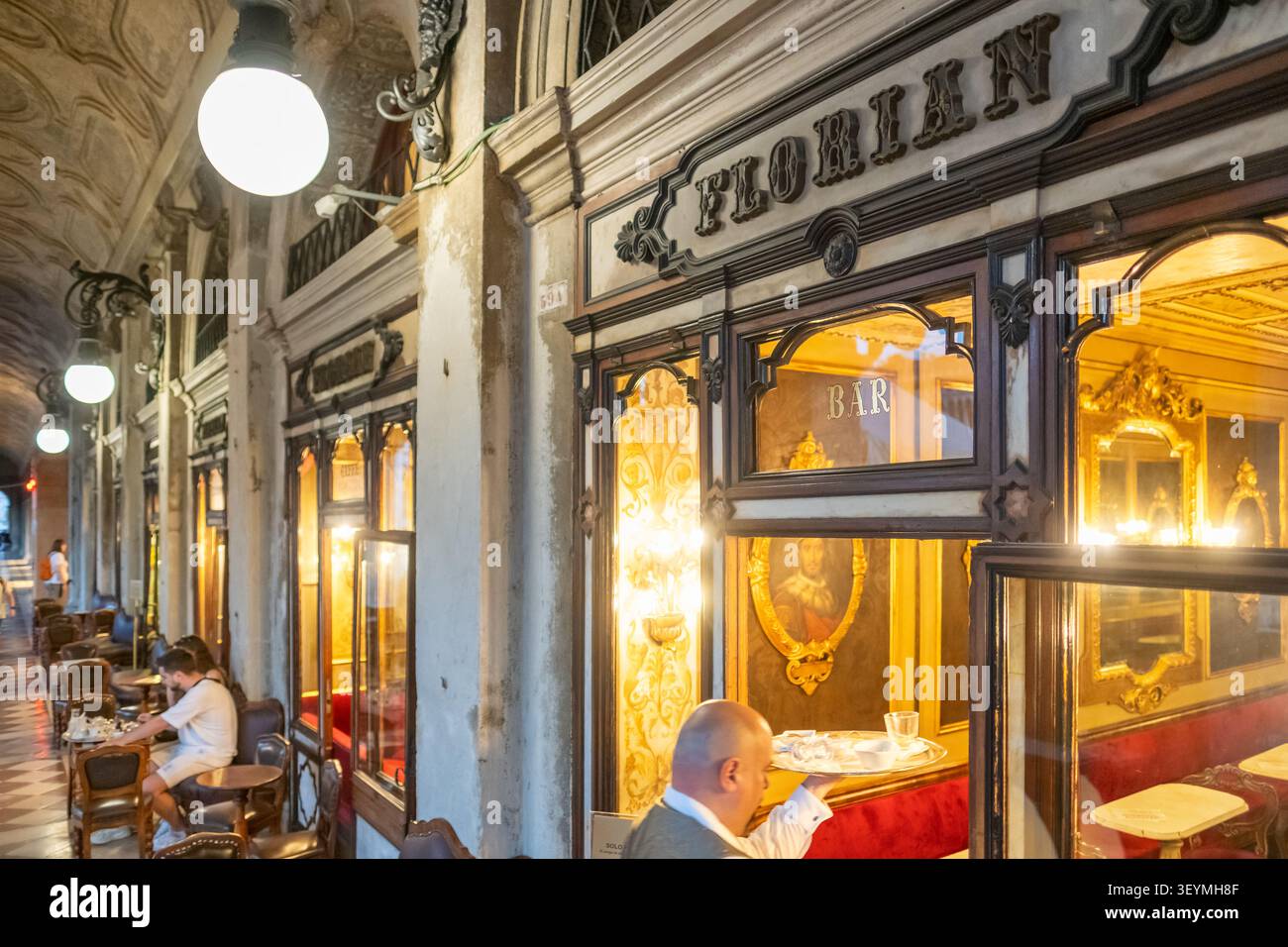 Cameriere che serve bevande presso lo storico caffè Florian, Venezia, Italia Foto Stock