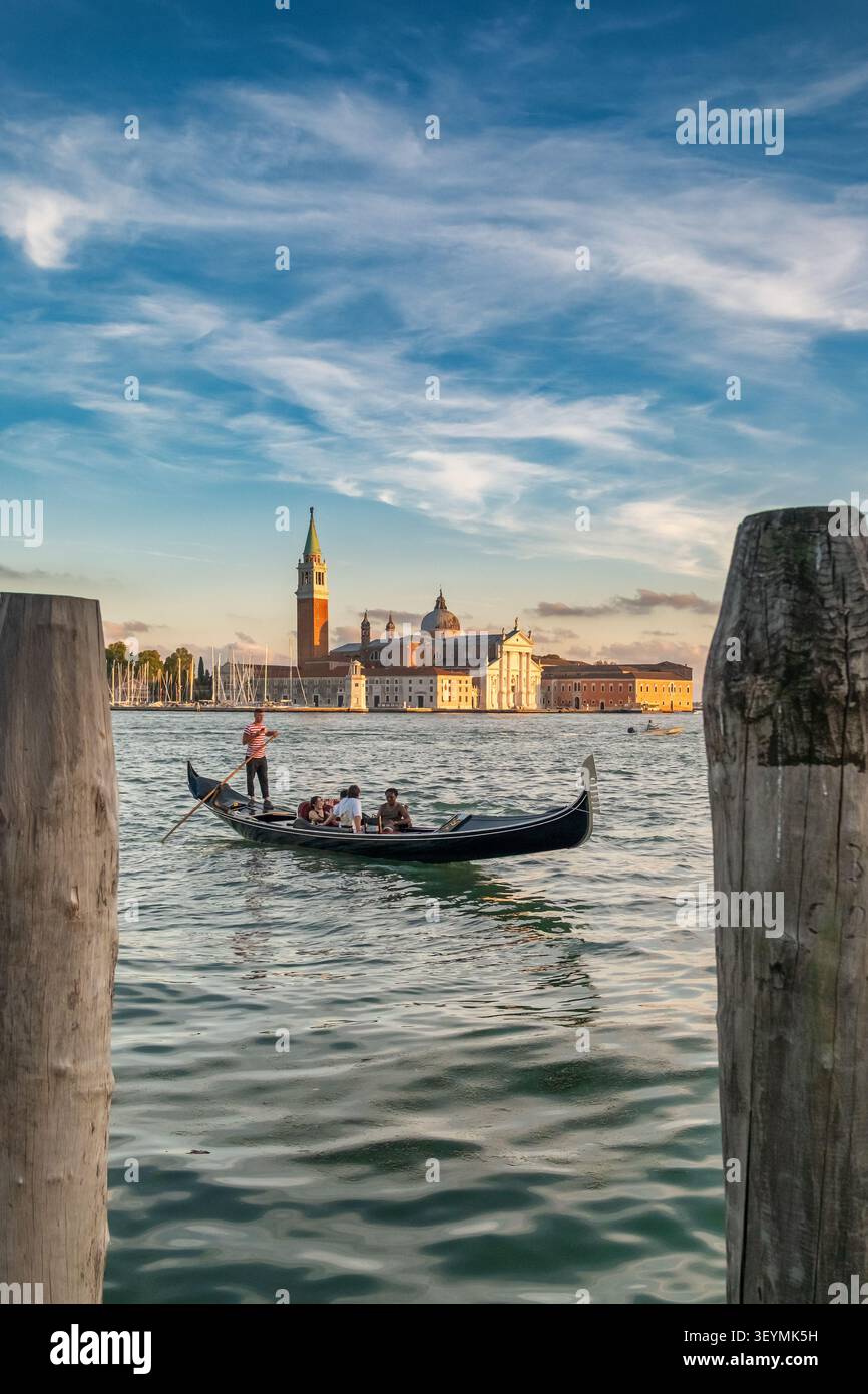 Gondola con turisti che scivolano attraverso la laguna, Venezia, Italia Foto Stock
