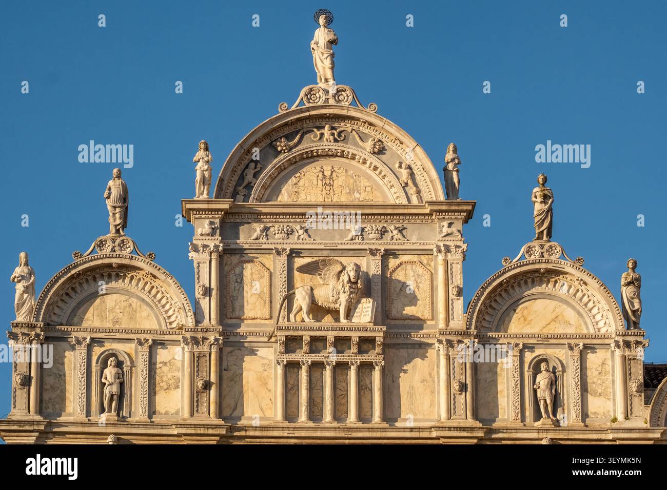 Facciata ornata della Scuola grande di San Marco, Venezia, Italia Foto Stock