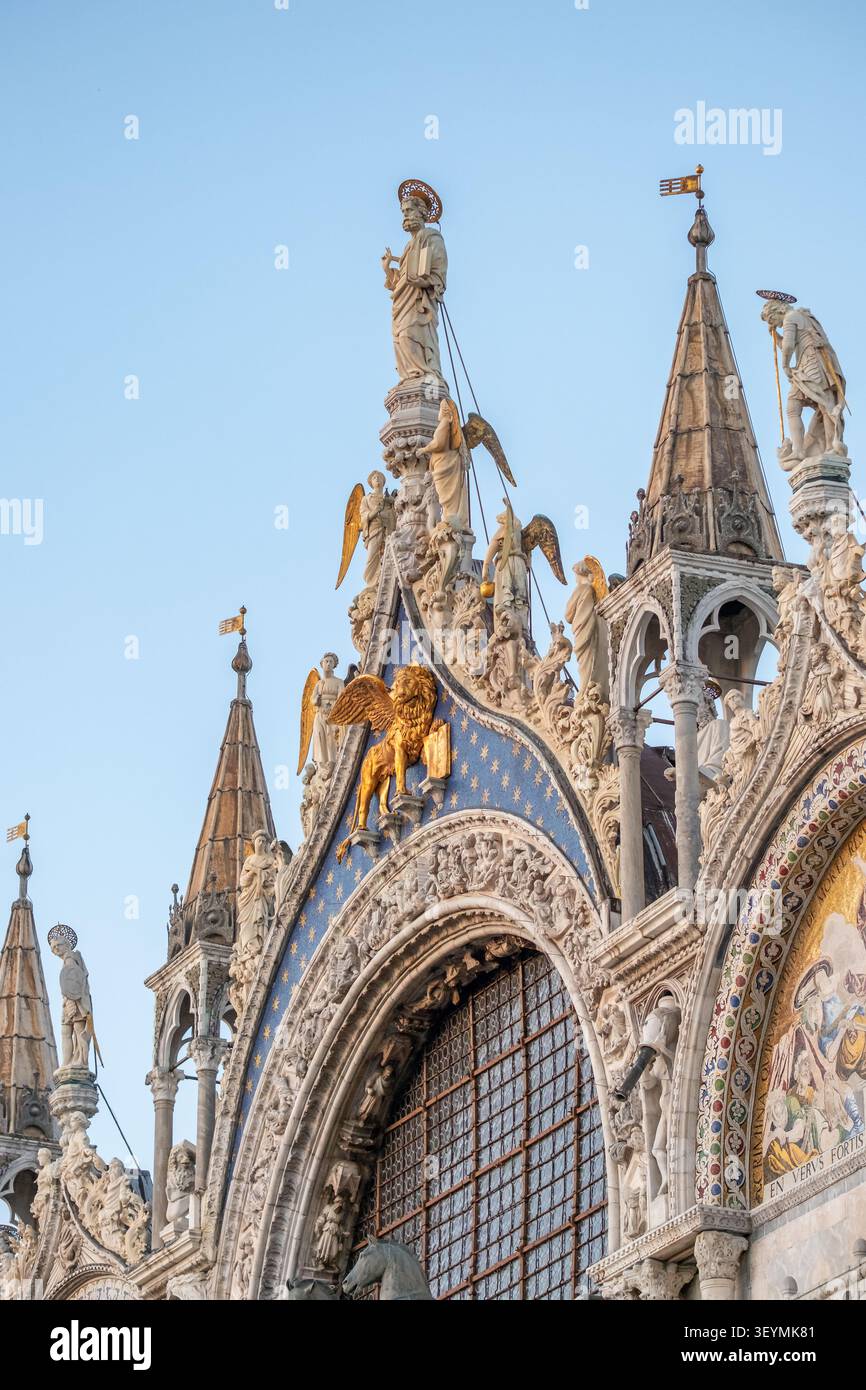 Elementi della facciata del tetto della Basilica di San Marco, Venezia, Italia Foto Stock