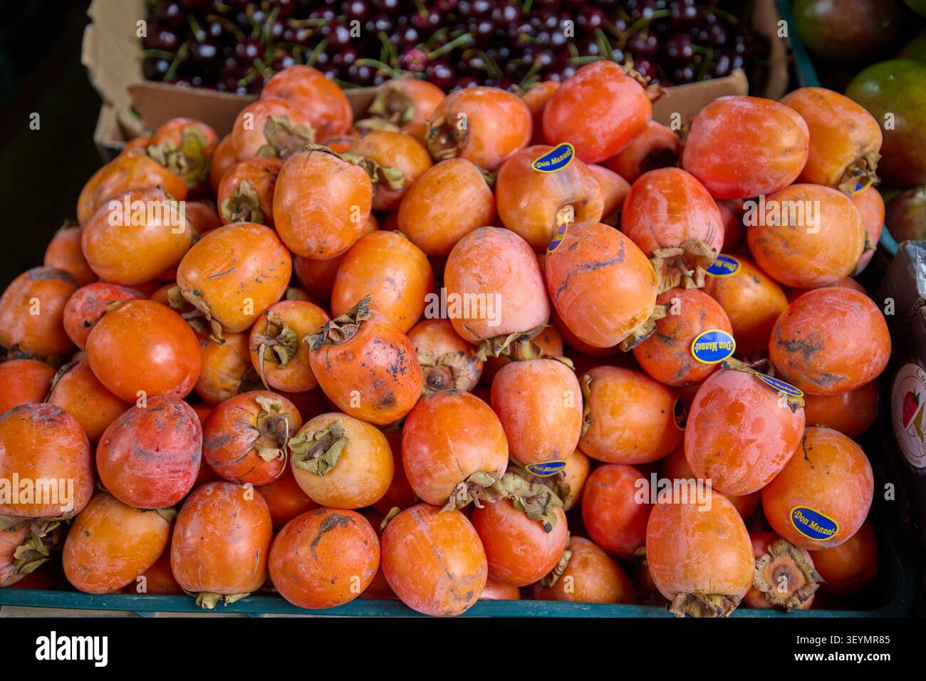 Affumicati freschi e maturi esposti in una banchina del mercato, vivaci e naturali, pronti per essere venduti. Valencia, Spagna. 17 marzo 2025. Foto Stock