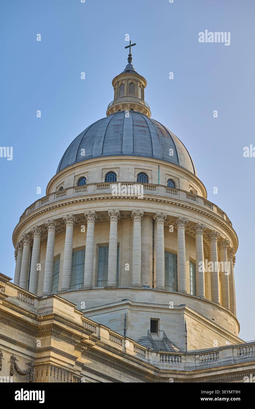 Vista ravvicinata della cupola del Pantheon e delle colonne classiche. Parigi, Francia - 13 ottobre 2025. Foto Stock