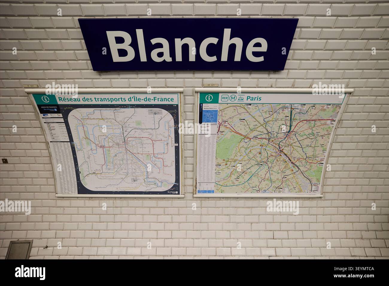 Cartello della stazione della metropolitana Blanche con le mappe dei trasporti di Parigi su pareti piastrellate. Parigi, Francia - 13 ottobre 2025. Foto Stock