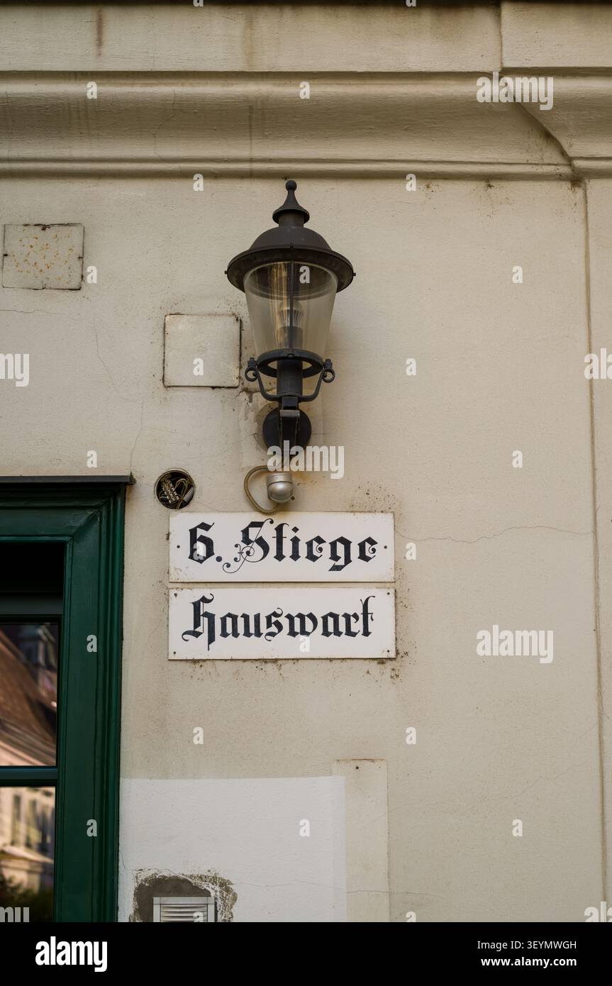 Un cartello in tedesco segna la 6a scala e indirizza i visitatori verso l'Hauswart, o custode dell'edificio, che gestisce la manutenzione e le operazioni per l'a Foto Stock