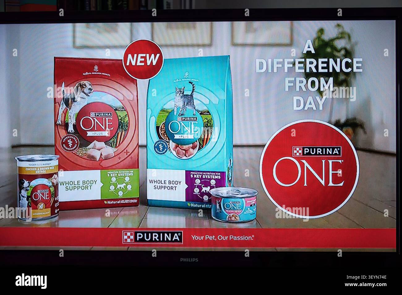 Monitor televisivo via cavo, Purina, Purina One, Purina One Plus, cibo per animali, cibo per cani, cibo per gatti, cibo secco, cibo umido, cibo in scatola, nutrizione animale Foto Stock