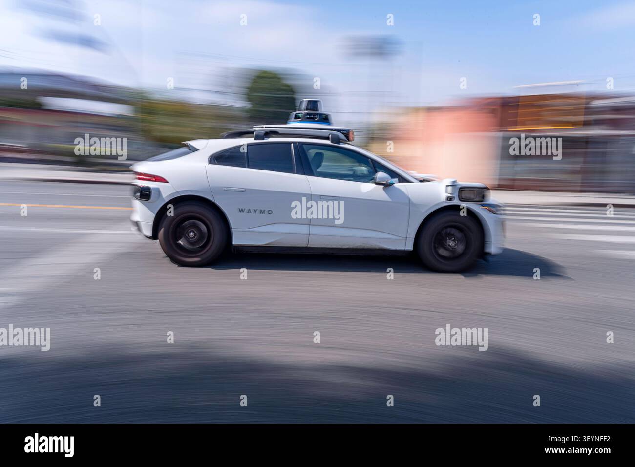 Los Angeles, CA, USA: 5 giugno 2026: Un taxi autonomo Waymo percorre il Santa Monica Boulevard a Los Angeles, CA. Foto Stock