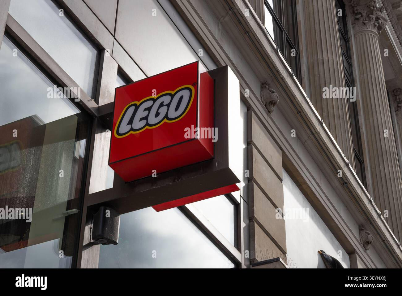Insegna del negozio LEGO su una facciata classica di un edificio cittadino. Londra, Regno Unito, 16 luglio 2023 Foto Stock