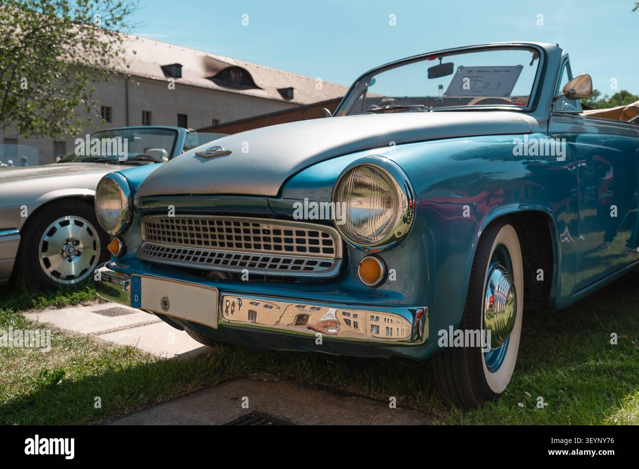 Berlino, Germania - 3 maggio 2026. Vista frontale ravvicinata di un'auto compatta classica blu mostrata durante l'Oldtimer Open Air presso Zitadelle Spandau, un'auto d'epoca Foto Stock
