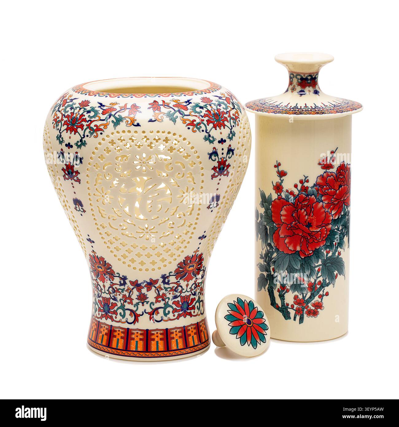 Bottiglia cinese baijiu in vaso decorativo in ceramica con coperchio rimovibile con motivi floreali tradizionali, isolata su sfondo bianco. Foto Stock