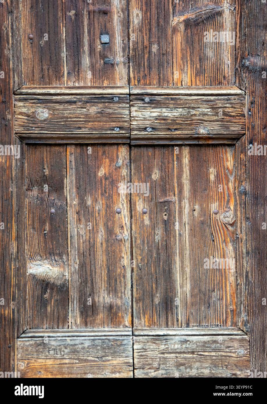 Vecchia porta di legno consumata con una ricca texture naturale del legno Foto Stock