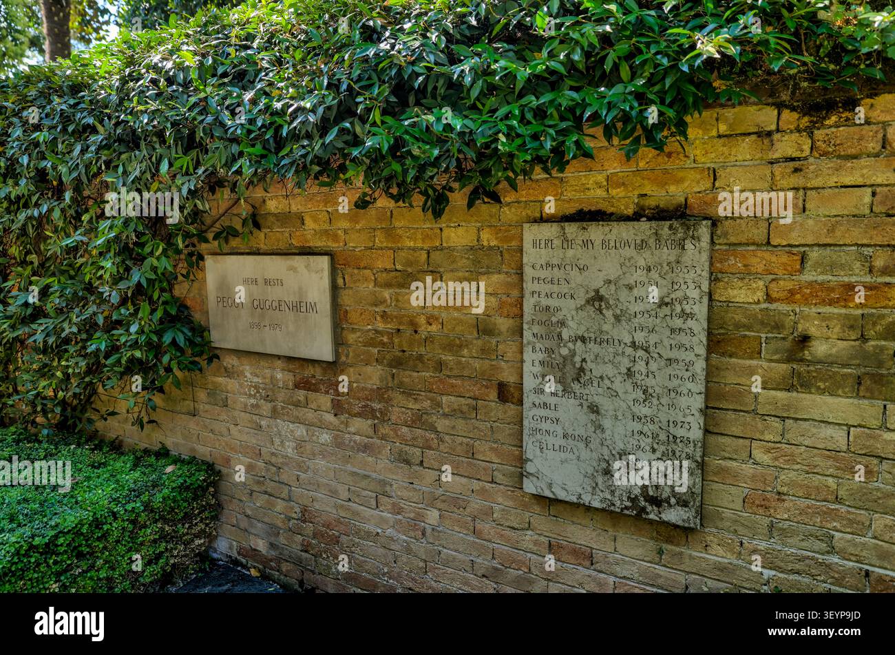 Plaque commemorative inserite in un muro storico in mattoni nei giardini della Peggy Guggenheim Collection a Venezia, Italia. Foto Stock