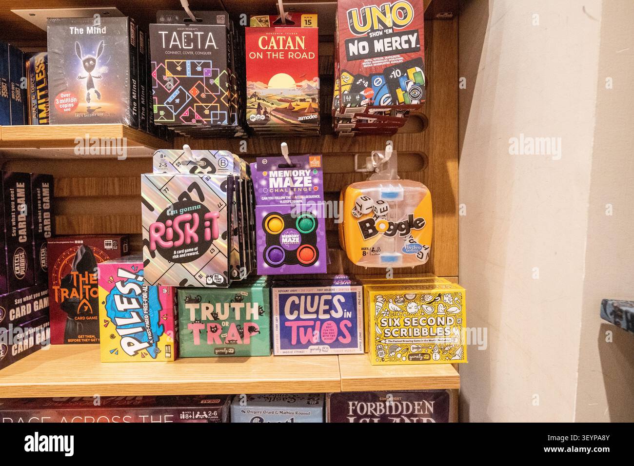 File di giochi da tavolo e giochi di carte popolari sugli scaffali all'interno di un negozio al dettaglio a Didcot. Foto Stock