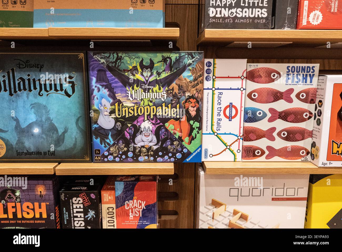 Una selezione di popolari giochi da tavolo in scatola esposti su scaffali in legno all'interno di un negozio a Didcot. Foto Stock