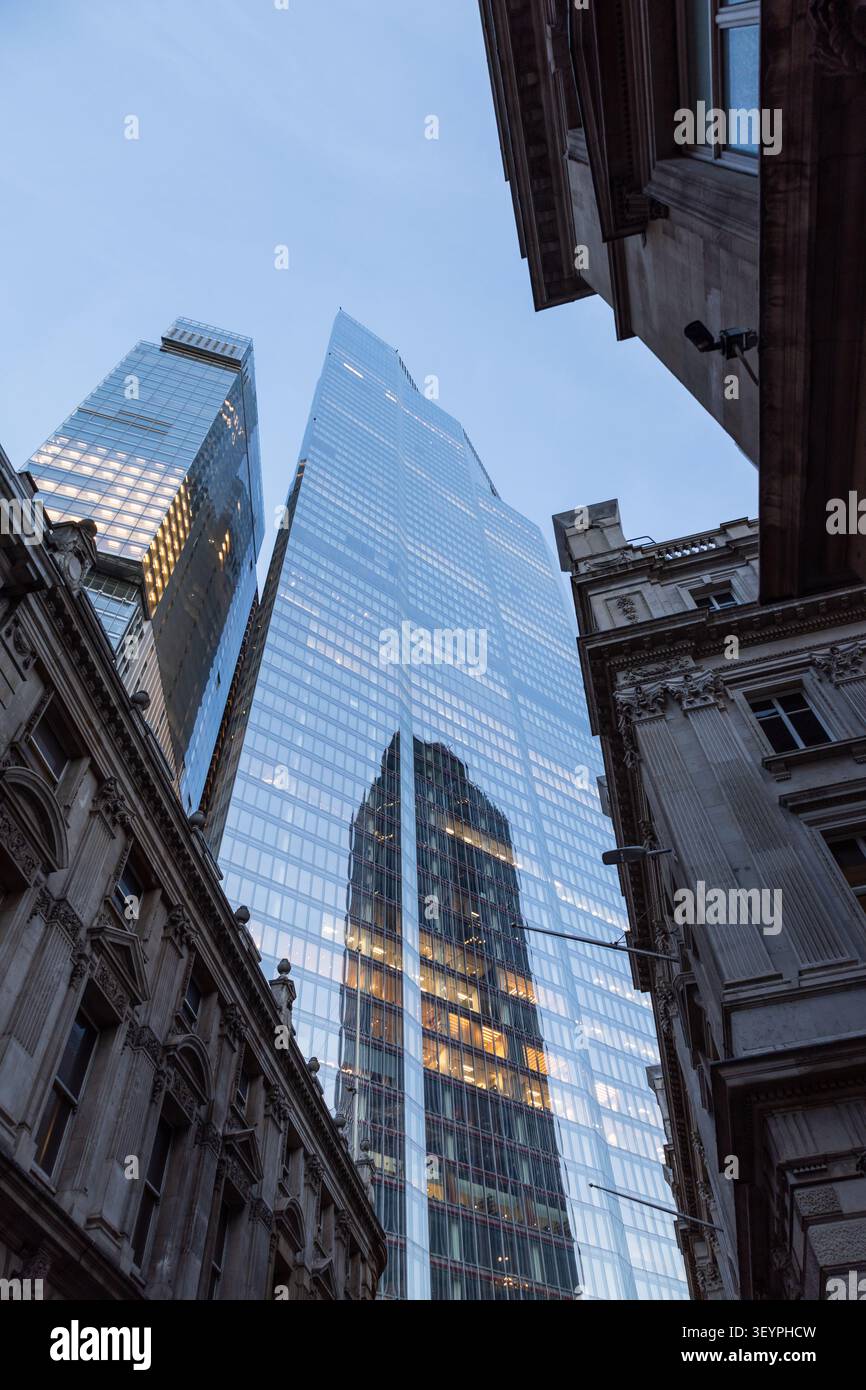 Vista ad angolo basso dei moderni grattacieli di vetro di Londra Foto Stock