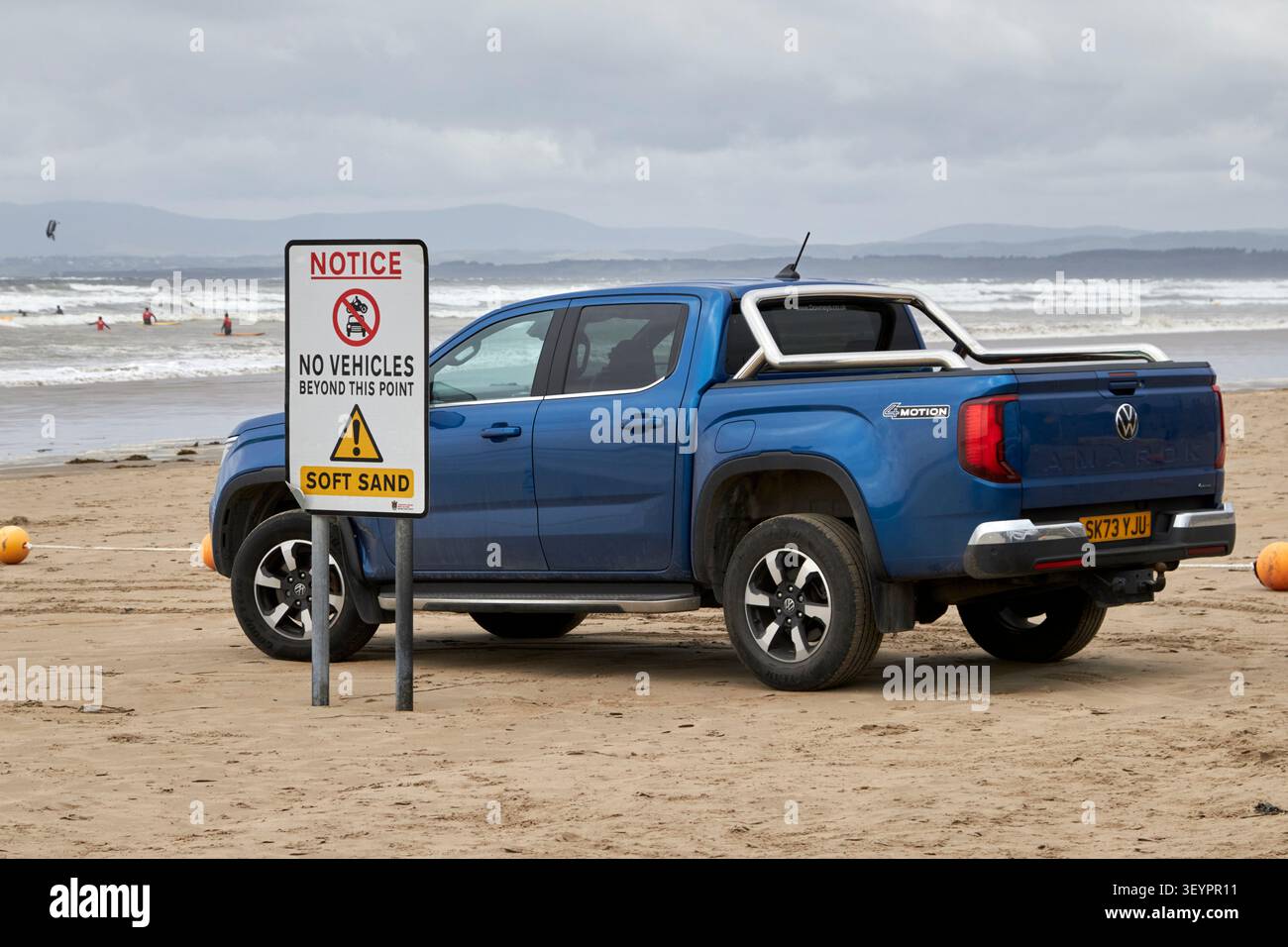 pick-up parcheggiato sulla spiaggia presso il cartello no vehicles beyond this point, sabbia soffice, rossnowlagh beach county donegal, repubblica d'irlanda Foto Stock