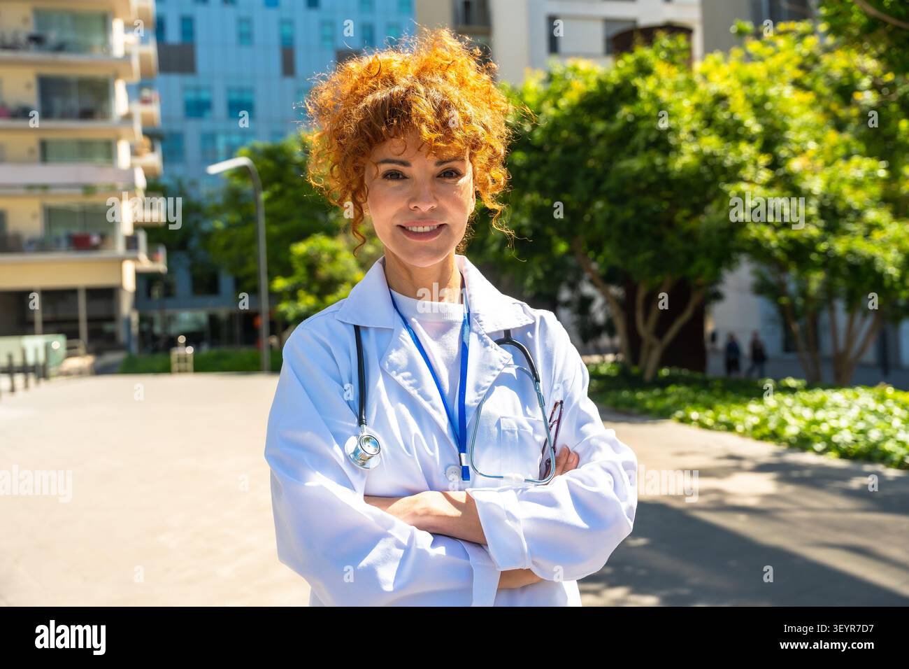 Medico donna sicura di sé che guarda la telecamera Foto Stock