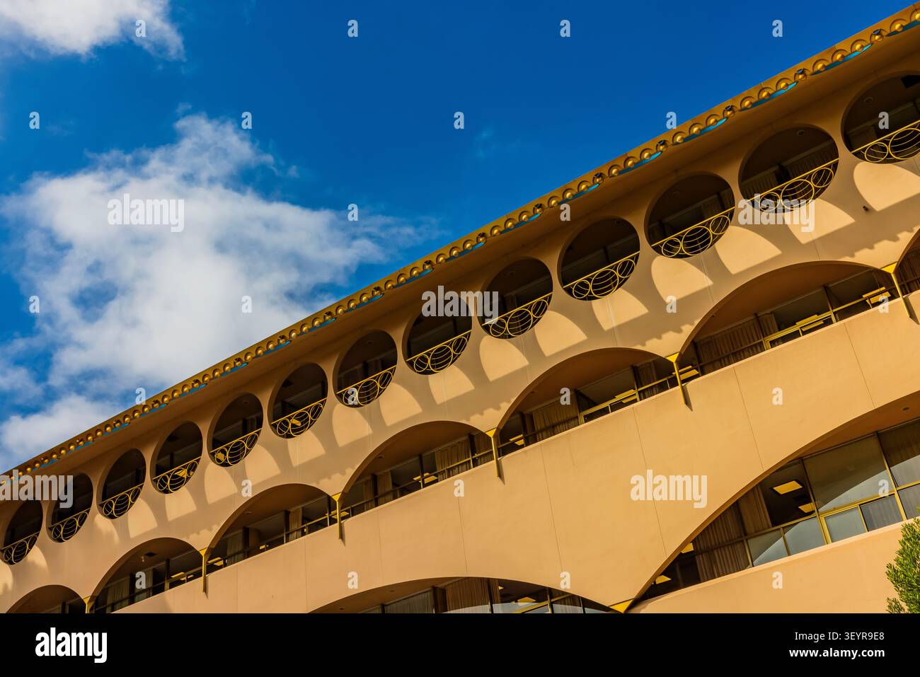 Esterno in stucco smerlato del Marin County Civic Center, con linee che riprendono le colline arrotondate nelle vicinanze, progettato da Frank Lloyd Wright a San Rafael, Foto Stock