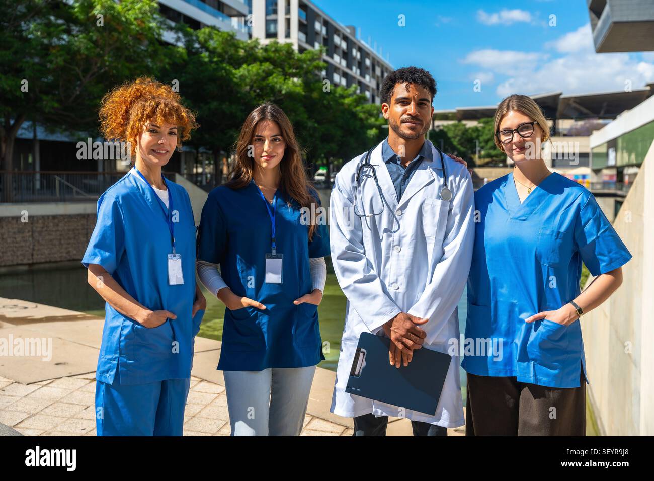 Team di personale medico diversificato in piedi all'aperto che collabora per l'assistenza sanitaria Foto Stock