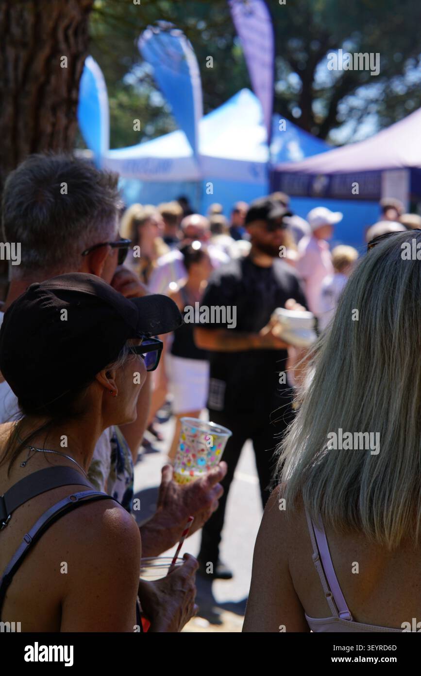 Folla di visitatori che si godono un drink e l'atmosfera soleggiata del vivace Southsea Food Festival di Portsmouth, Inghilterra. Foto Stock