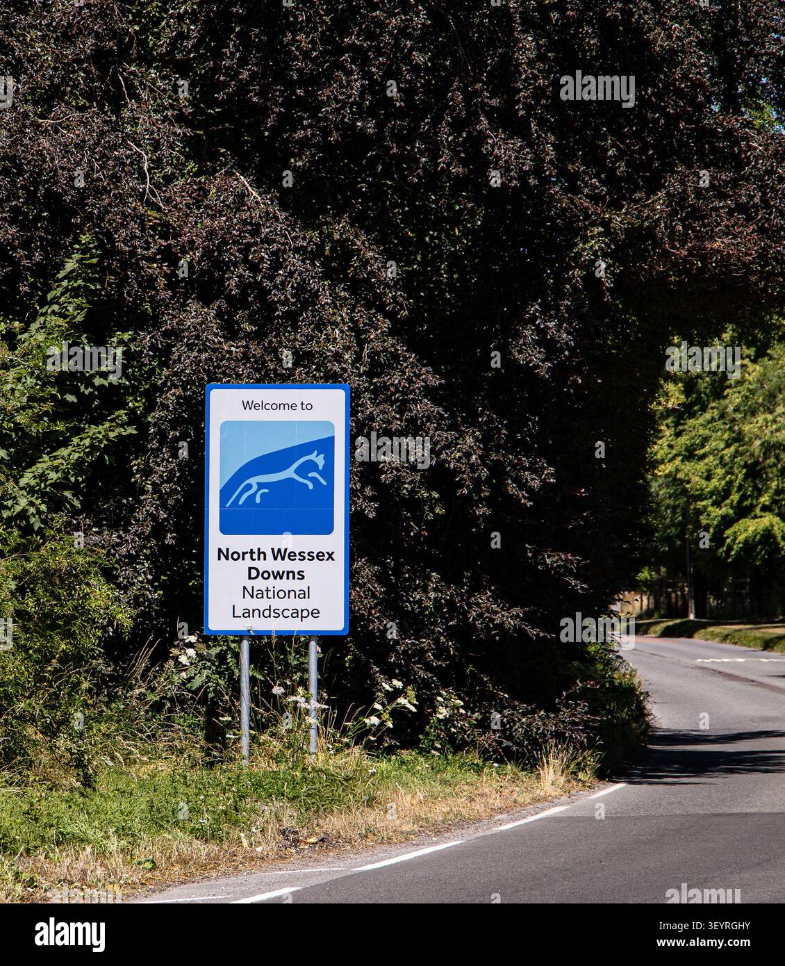Un cartello di benvenuto per i North Wessex Downs, un paesaggio nazionale nella campagna inglese di Collingbourne Kingston, Wiltshire Foto Stock