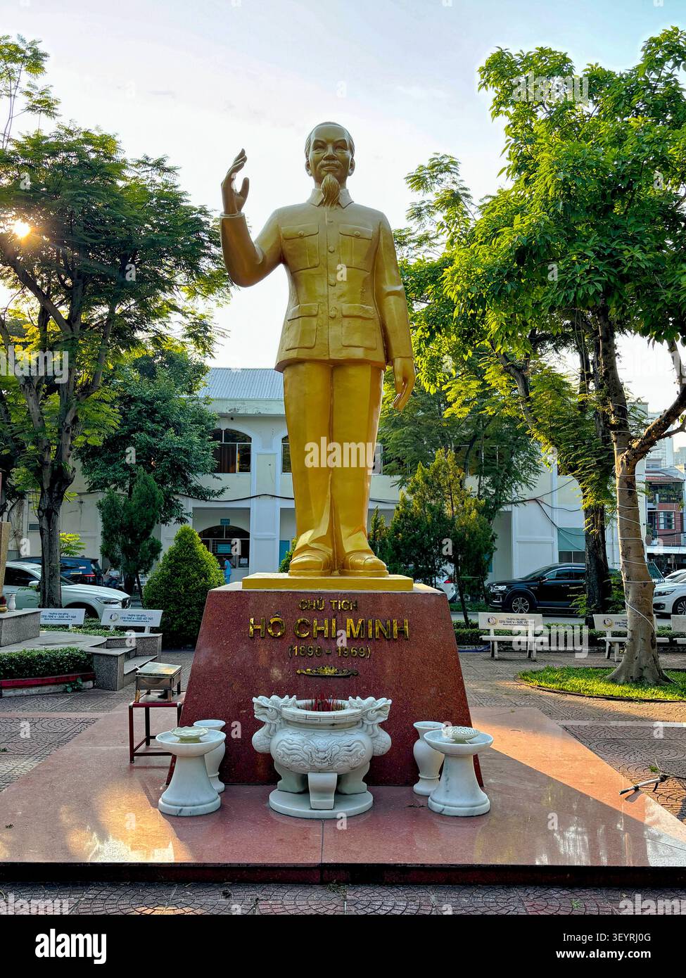 Statua dorata del presidente Ho Chi Minh in piedi su un piedistallo rosso a Ho Chi Minh City, Vietnam — in commemorazione del leader nazionale, 27 marzo 2026. Foto Stock