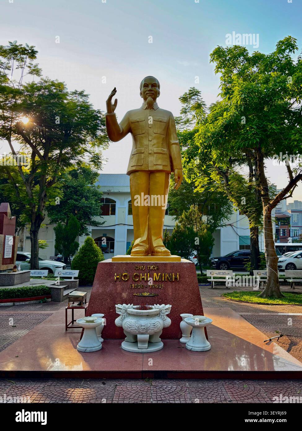 Statua dorata del presidente Ho Chi Minh in piedi su un piedistallo rosso a Ho Chi Minh City, Vietnam — in commemorazione del leader nazionale, 27 marzo 2026. Foto Stock
