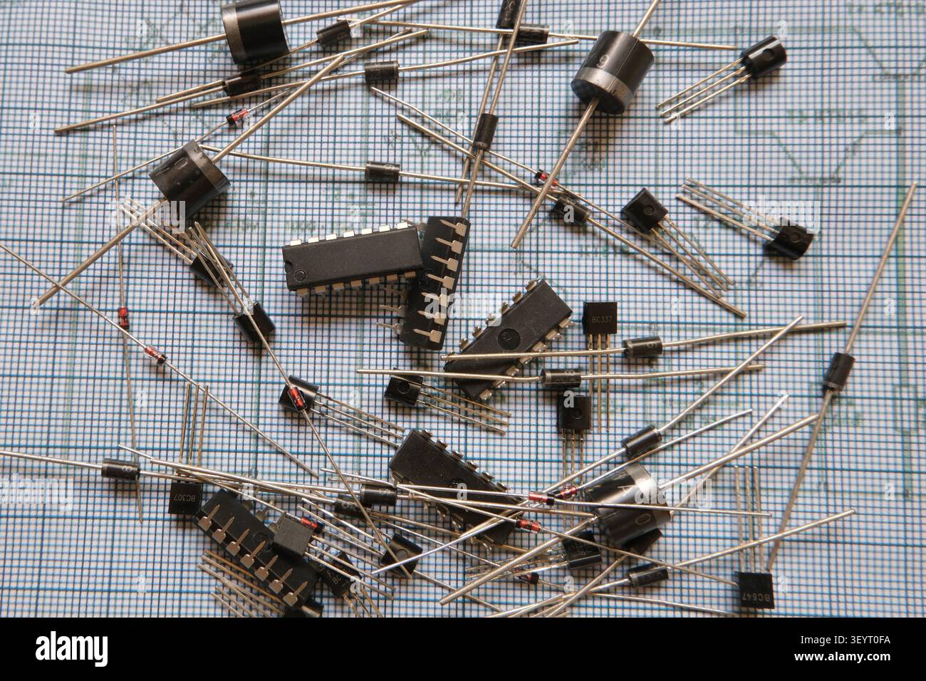 Componenti elettronici a semiconduttore sul banco da lavoro. Circuiti integrati, transistor e diode. Foto Stock