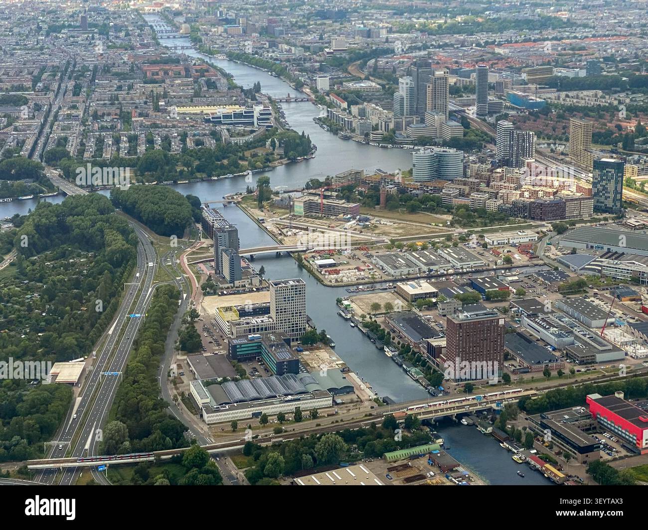 Vista aerea del lungomare orientale di Amsterdam e del fiume Amstel con sviluppi residenziali e commerciali moderni ad Amsterdam, Paesi Bassi. Foto Stock