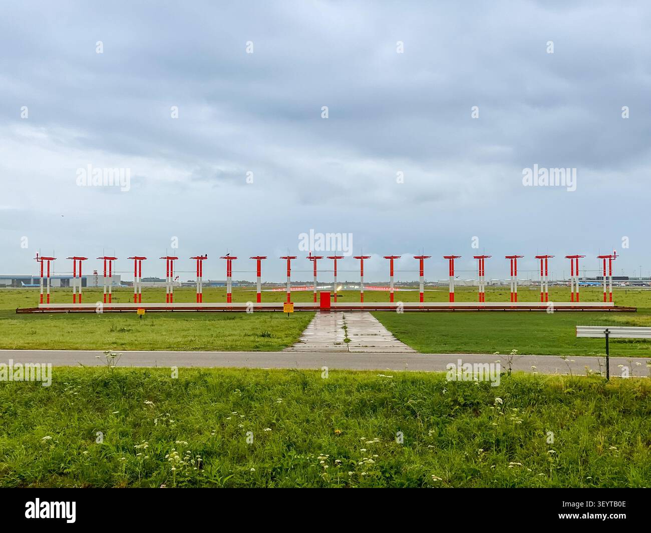Sistema di illuminazione per l’avvicinamento alla pista all’aeroporto di Amsterdam Schiphol nei Paesi Bassi utilizzato per guidare gli aerei durante l’atterraggio. Foto Stock