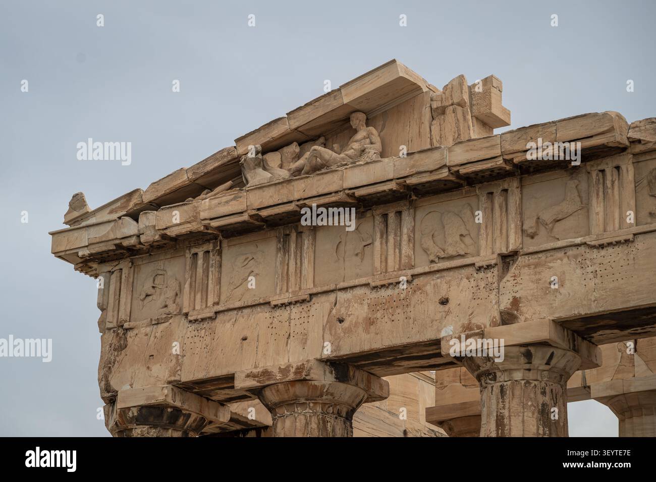 Dettagli del frontone orientale del Partenone, parte sud, con cavalli e statua sdraiata di Dioniso sull'Acropoli, Atene, Grecia Foto Stock