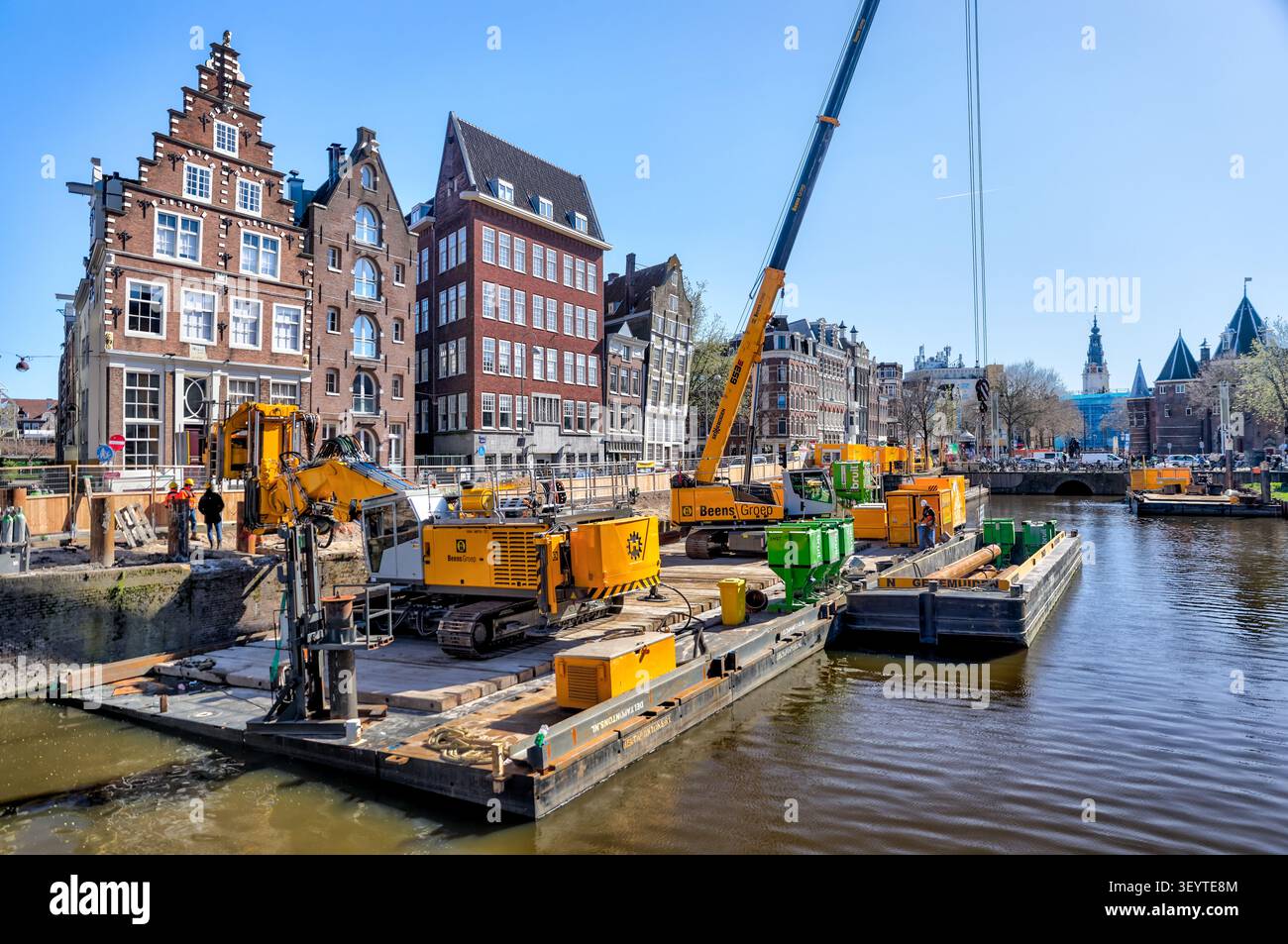 Ristrutturazione del canale e lavori di utilità lungo l'Oudezijds Voorburgwal nel centro di Amsterdam, Paesi Bassi. Foto Stock