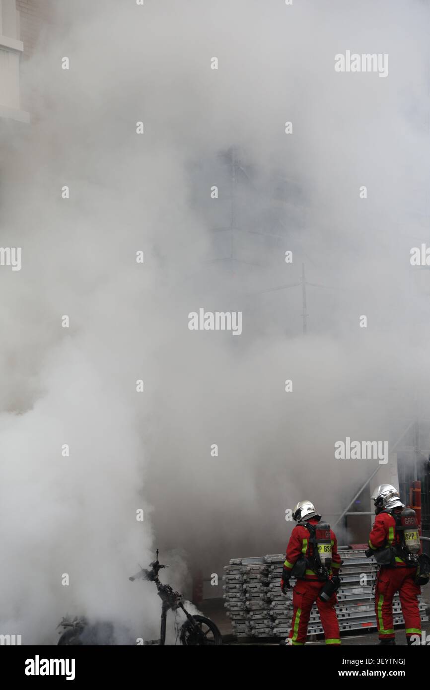Pompiers luttent contre un incendie avec de la fumée. Foto Stock