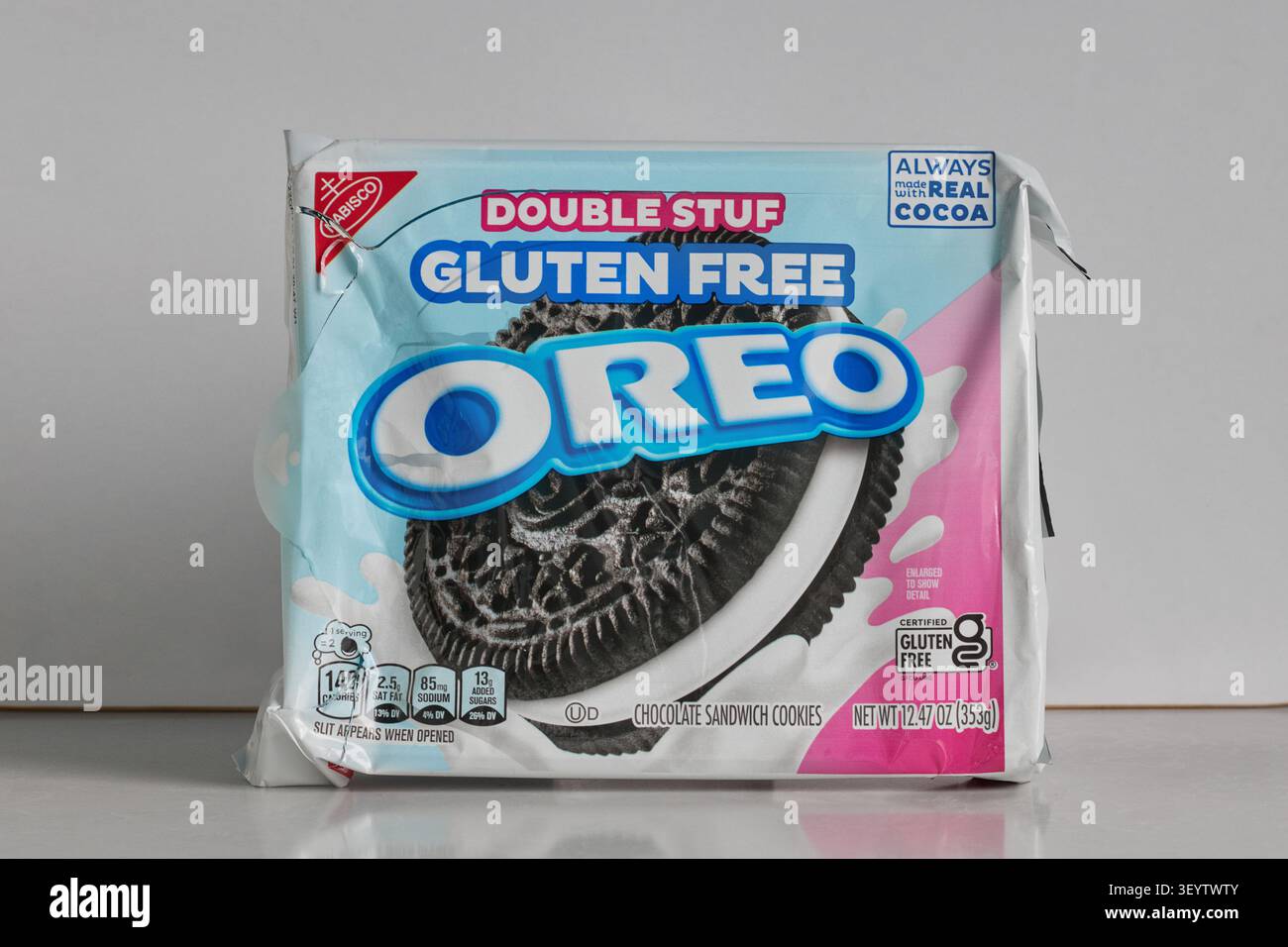 confezione di oreos a doppio perno senza glutine su sfondo bianco con spazio di copia Foto Stock