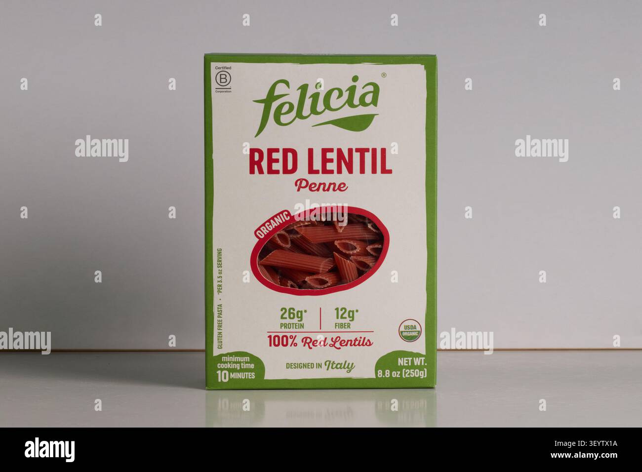 Scatola di pasta a marchio Felicia, azienda B certificata, lenticchie rosse biologiche senza glutine su sfondo bianco con spazio per copia Foto Stock