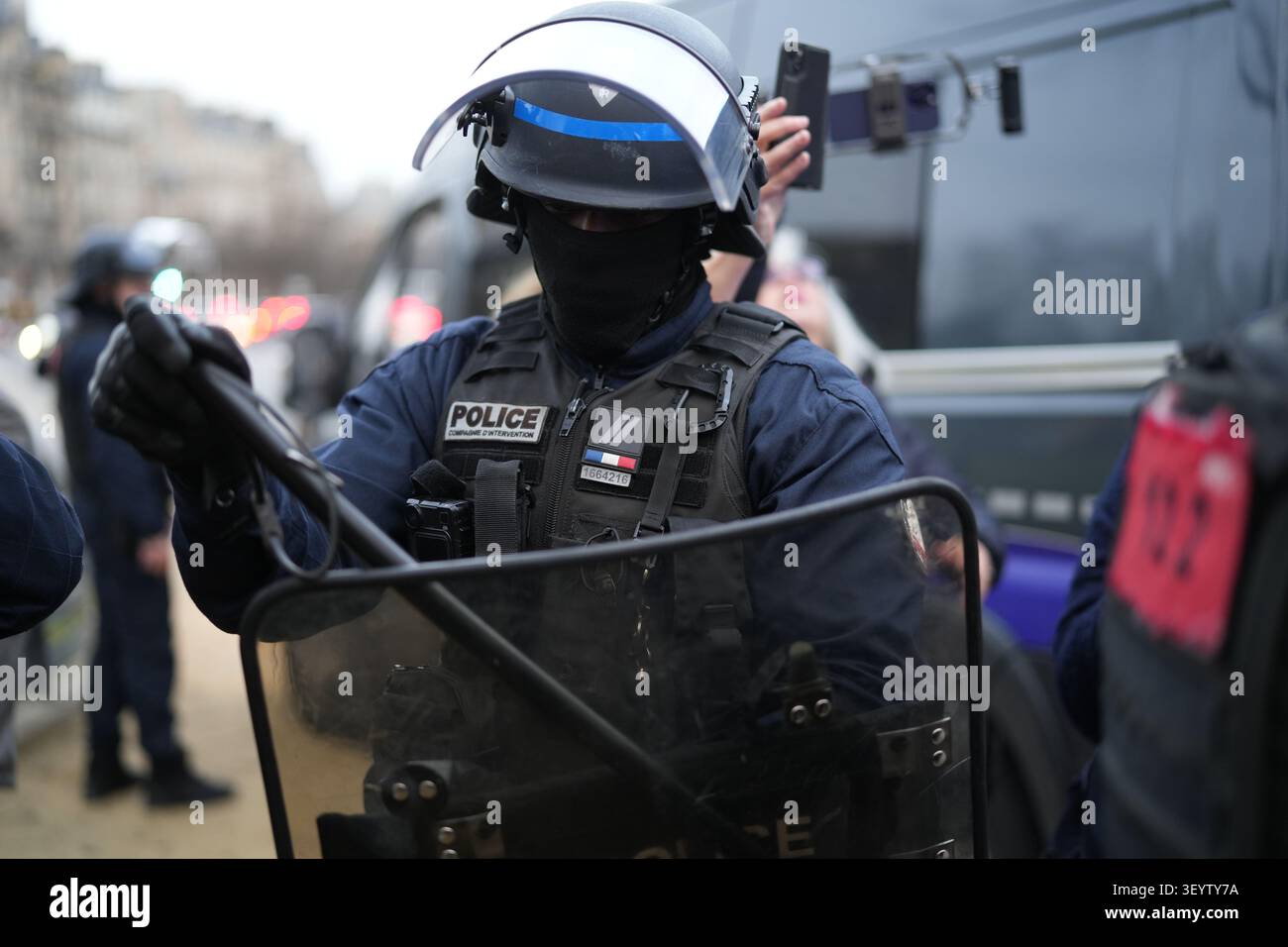 Un policier se prépare avec un bouclier en ville. Foto Stock