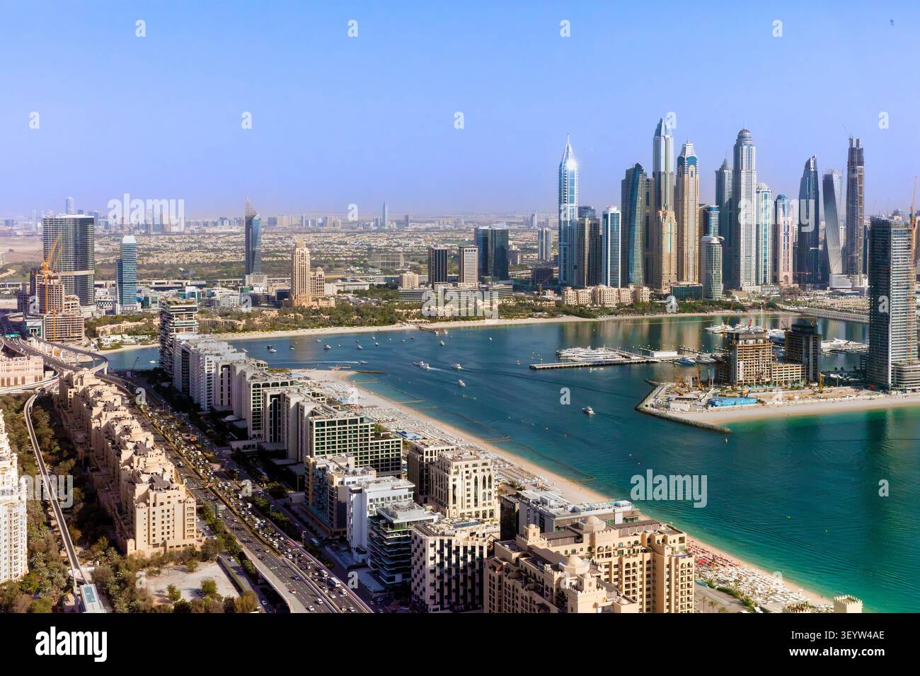 Vista aerea sopraelevata del tronco di Palm Jumeirah e dello skyline di Dubai, Emirati Arabi Uniti Foto Stock