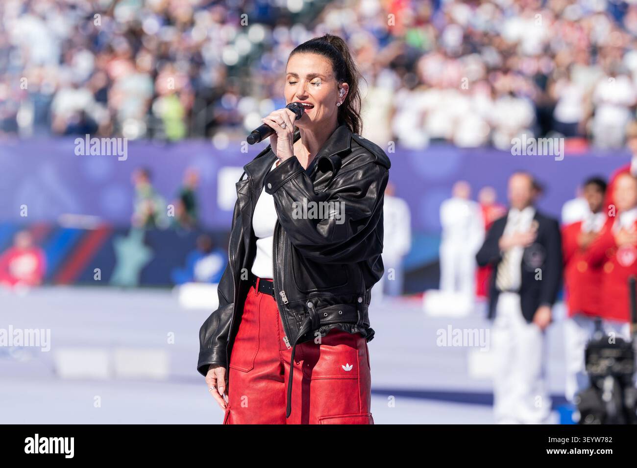 Philadelphia, Stati Uniti. 4 luglio 2026. Idina Menzel esegue l'inno nazionale degli Stati Uniti prima del turno di 16 partite tra Francia e Paraguay durante la Coppa del mondo FIFA 2026 al Philadelphia Stadium di Philadelphia, Pennsylvania, USA il 4 luglio 2026. (Foto di Lev Radin/Sipa USA) credito: SIPA USA/Alamy Live News Foto Stock