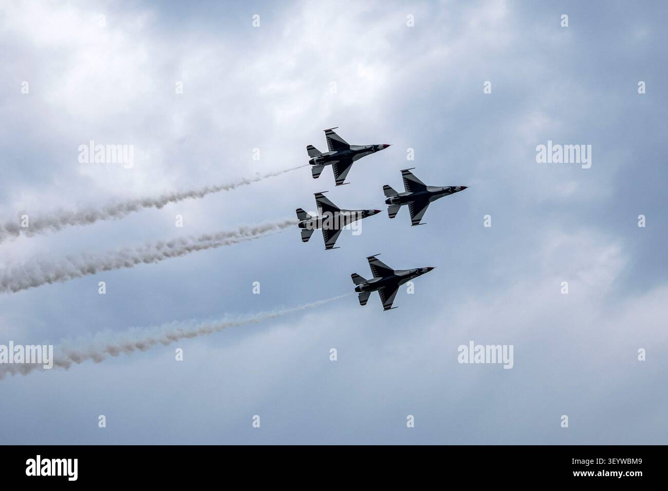Washington, United States. 04th July, 2026. The US Air Force Thunderbirds perform during the "Salute to America" Independence Day celebration on the National Mall in Washington, DC, on July 4, 2026. The nation is marking the 250th anniversary of the United States Declaration of Independence. Photo by Bonnie Cash/UPI Credit: UPI/Alamy Live News Foto Stock