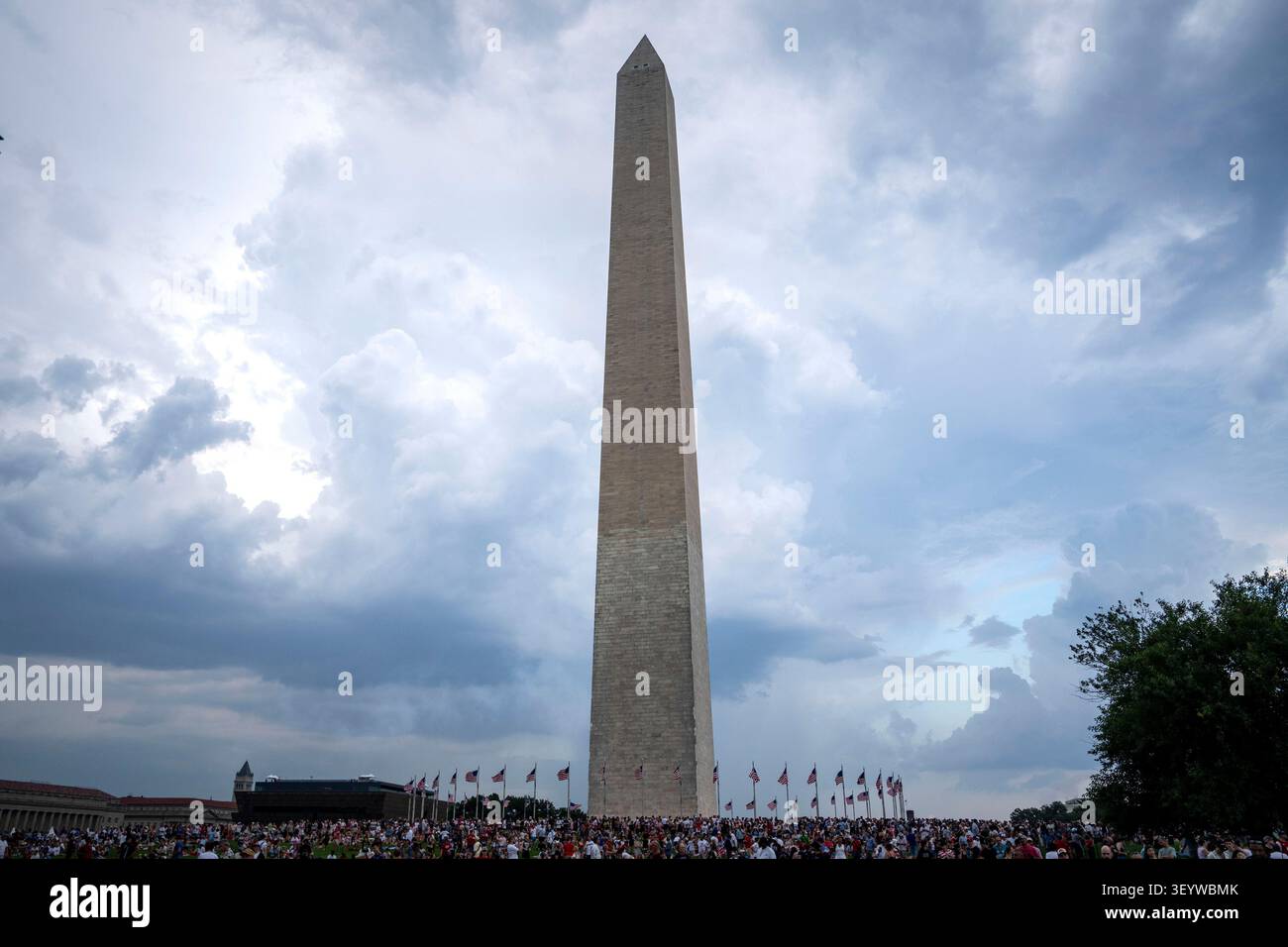 Washington, United States. 04th July, 2026. Attendees prepare for the "Salute to America" Independence Day celebration on the National Mall in Washington, DC, on July 4, 2026. The nation is marking the 250th anniversary of the United States Declaration of Independence. Photo by Bonnie Cash/UPI Credit: UPI/Alamy Live News Foto Stock