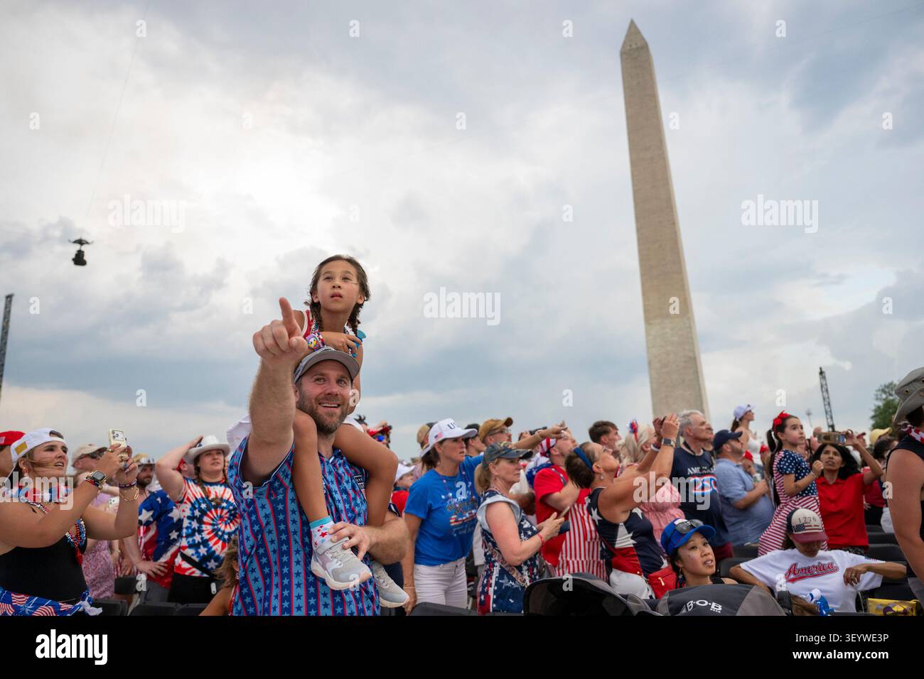 Washington, United States. 04th July, 2026. Spectators watch the flyover on the National Mall in Washington, DC, on July 4, 2026. The nation is marking the 250th anniversary of the United States Declaration of Independence. Photo by Daniel Heuer/UPI. Credit: UPI/Alamy Live News Foto Stock