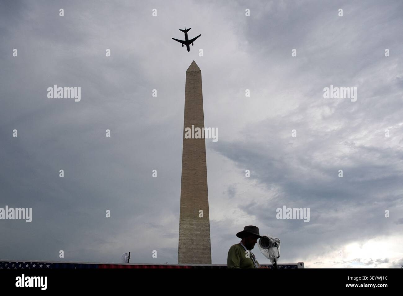 Washington, United States. 04th July, 2026. USAF fly over during the 250th Independence Day Celebration near Washington Monument in Washington on July 4, 2026.Photo by Yuri Gripas/ABACAPRESS.COM Credit: Abaca Press/Alamy Live News Foto Stock