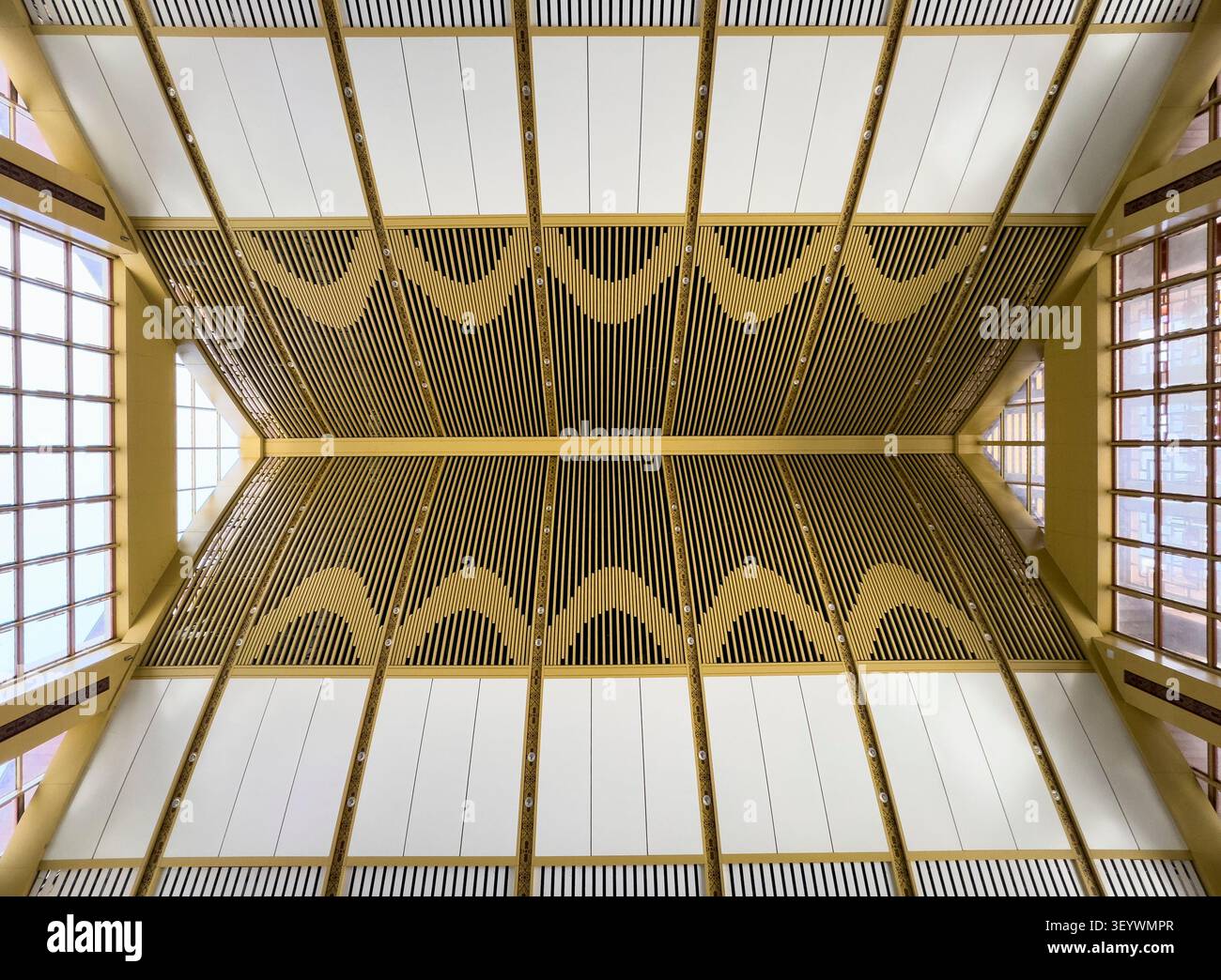 Design simmetrico del soffitto interno della sala d'attesa della stazione ferroviaria di Luang Prabang sulla ferrovia Cina-Laos, Laos Foto Stock